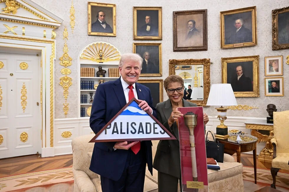 Trump and Karen Bass hold a “Palisades” sign and a gavel in the Oval Office